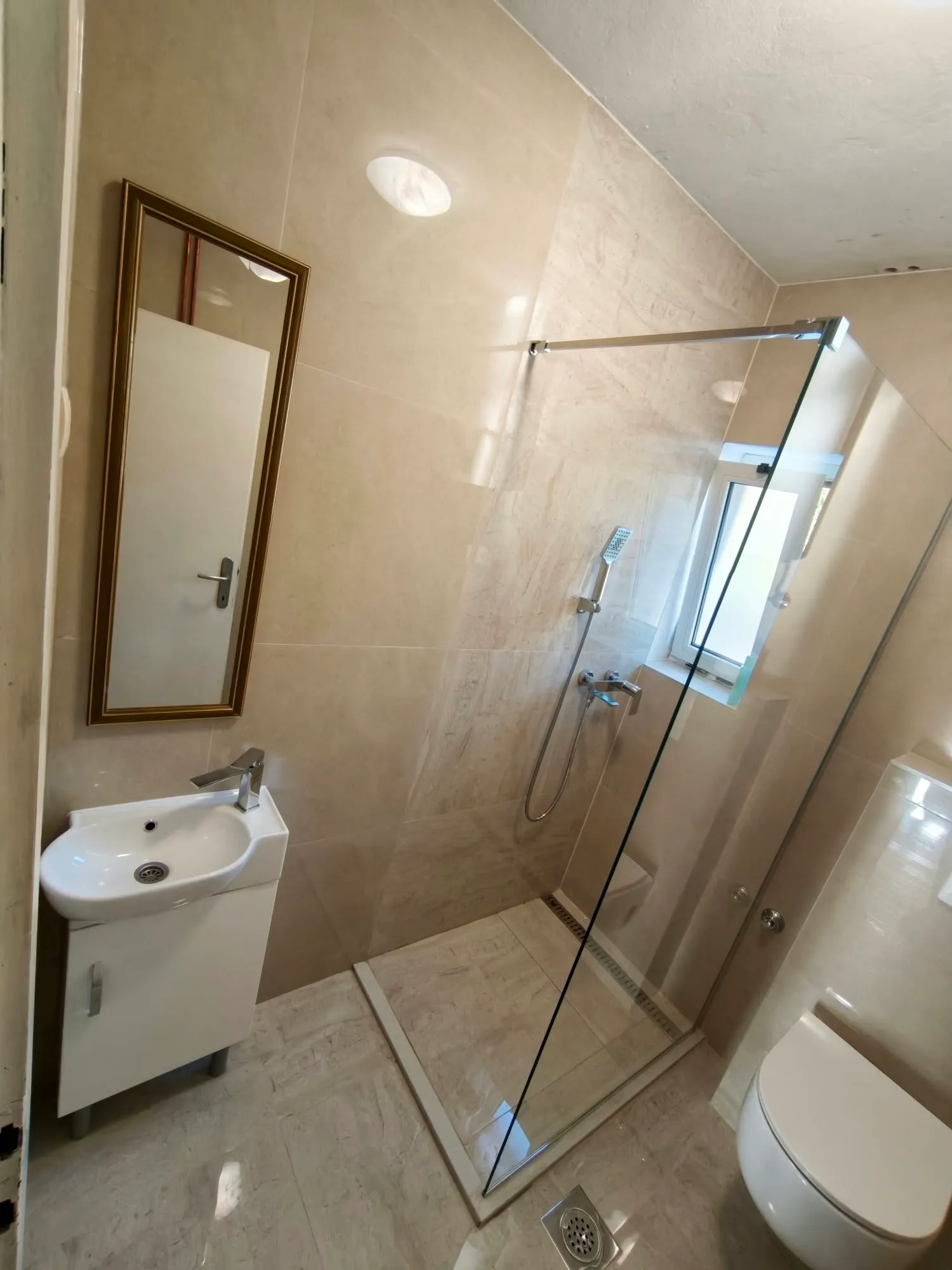 Kupatilo s walk-in tušem: gotovo, fotografija 2
