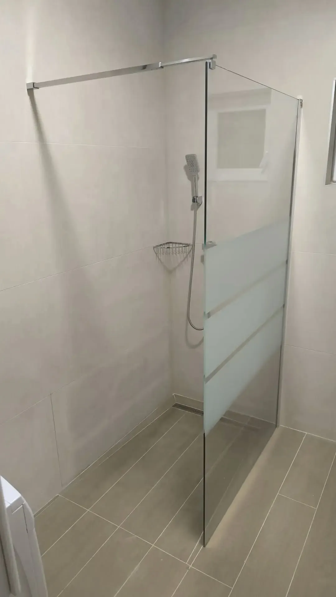 Kupatilo s walk-in tušem i mat staklom: gotov rad
